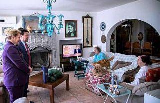 Usta oyuncu Fatma Girik korona virüse karşı evinden...