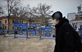 Uyarılar dinlenmeyince, polis meydanı barikatla...