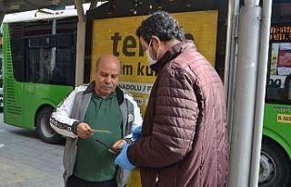 Uyarıları dikkate almayarak sokağa çıkan yaşlı...