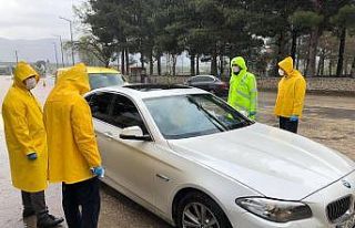Uygulama noktasında ilçeye gelenlerin ateşi ölçülüyor