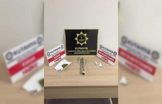 Uyuşturucudan gözaltına alınan 2 şüpheliden...