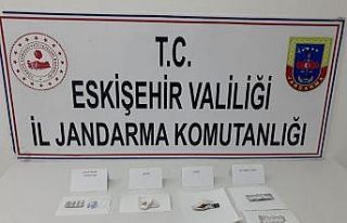 Uyuşturucuyu araziye atan 5 şüpheli jandarmaya...