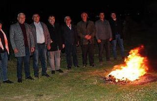 Üzüm bağları dondan zarar görmesin diye lastik...