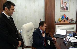 Vali Akbıyık, yaşlı vatandaşlarla görüntülü...