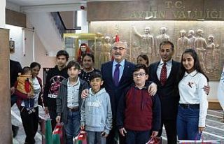 Vali Köşger, bayrağa saygı gösteren çocukları...