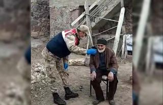 Vali Memiş, sokağa çıkamayan vatandaşlarla görüntülü...