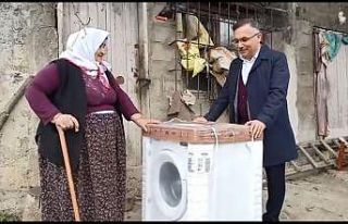 Validen çamaşır makinesi isteyen yaşlı kadının...