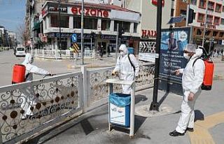 Van Büyükşehir Belediyesi caddeleri dezenfekte...