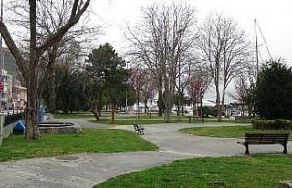 Vatandaşlar yasağa ve yağmurlu havaya rağmen sahilde...