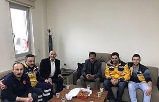 Vatandaşlardan 112 çalışanlarına tatlı ikramı