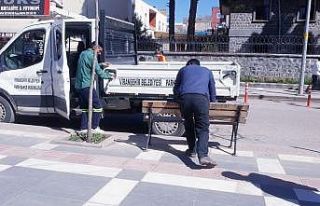 Viranşehir Belediyesi oturma banklarını kaldırdı
