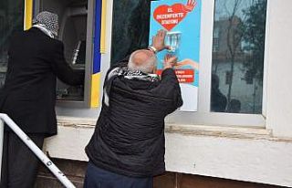 Viranşehir’de bankaların önüne dezenfekte istasyonu