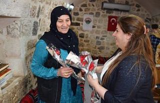 Viranşehir’de kadınlara karanfil