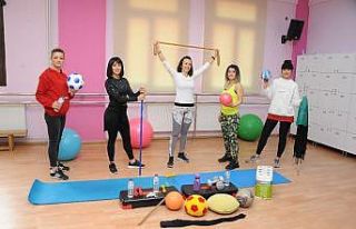 Virüsten korunmak için evde su şişesi ve pas pas...