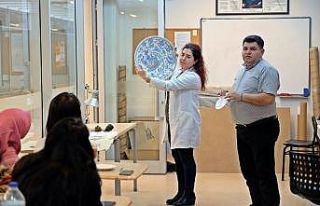 Yabancı misafirlere çini atölyesi