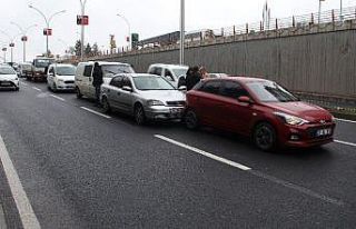 Yağışlı hava zincirleme kazaya neden oldu, sürücüleri...