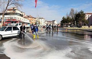 Yahyalı’da cadde ve sokaklar deterjanla yıkanıyor
