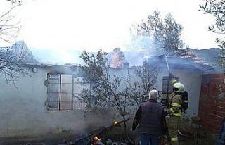 Yakılan ateş evin çatısını yaktı