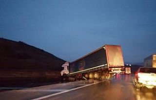 Yalova’da tır yoldan çıktı, sürücüsü ölümden...