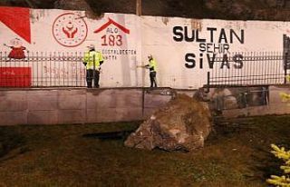 Yamaçtan kopan kaya parçası il müdürlüğünün...