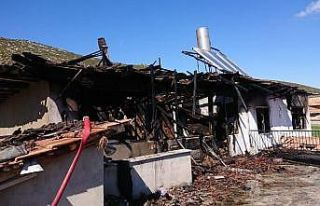 Yangın sonrası ev küle döndü