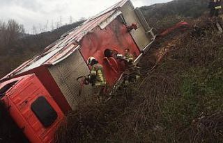 Yangına giden itfaiye aracı şarampole uçtu