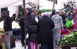 Yasağa rağmen aileler pazara çocukları ile geldi