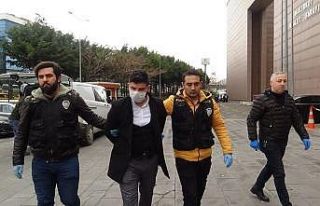 Yaşlı adama zorla maske takan ve kafasına kolonya...