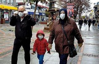 Yaşlılar yağmura ve uyarılara rağmen caddelerde