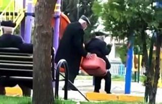 Yaşlıların, çocuk oyun alanında salıncak keyfi