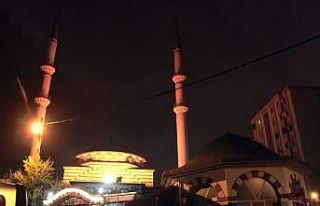 Yatsı ezanı sonrası camilerde dua sesleri