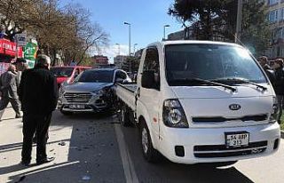 Yayaya yol vermek için duran kamyonete, cip çarptı