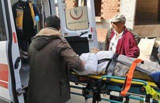 Yeni ördüğü duvara yaslanan usta 3. kattan zemine...