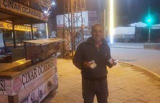 Yerde bulduğu döviz ve altınları sahibine teslim...