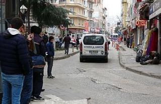 Yere yığılan şahsa, virüs korkusuyla kimse müdahale...