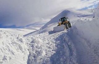 Yılın 6 ayı kapalı olan karayolunu açma çalışmaları...