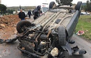 Yol kenarındaki kayaya çarpan otomobil takla attı:...