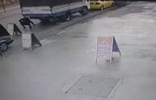 Yola düşen paraları toplayıp gitti