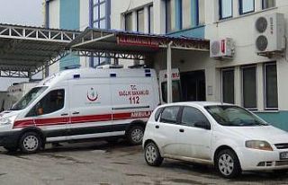 Yola fırlayan çocuğa otomobilin aynası çarptı