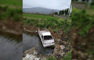 Yoldan çıkan kamyonet kanala uçtu