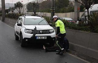 Yolun karşısına geçmeye çalışan bir kişiye...