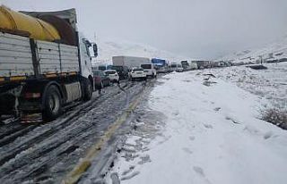 Yüksekova yolunda onlarca araç mahsur kaldı