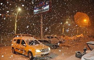 Yüksekova’da kar yağışı etkili oluyor