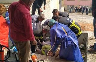Yüksekten düşen işçiye demir saplandı
