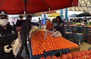 Yunusemre’den pazarcı esnafına maske ve eldiven