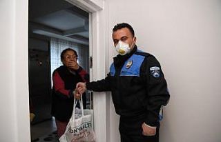 Zabıtalar yaşlıların market ihtiyacını görüyor