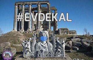 Zeus heykeline maske takıp ’evde kal’ çağrısı...