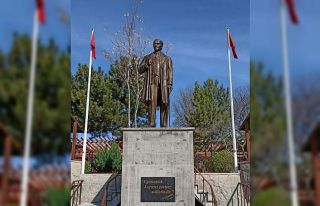 100. yılda kardeş kente Atatürk heykeli
