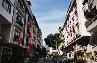 105. Sokakta 23 Nisan kutlamaları balkonlardan bayraklarla...