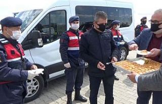 10 Nisan’da polis ekiplerine tatlı ikramıyla moral...